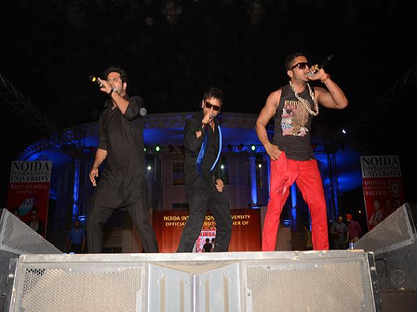 Honey Singh Performing with Mafia Mundeer @ Noida International University