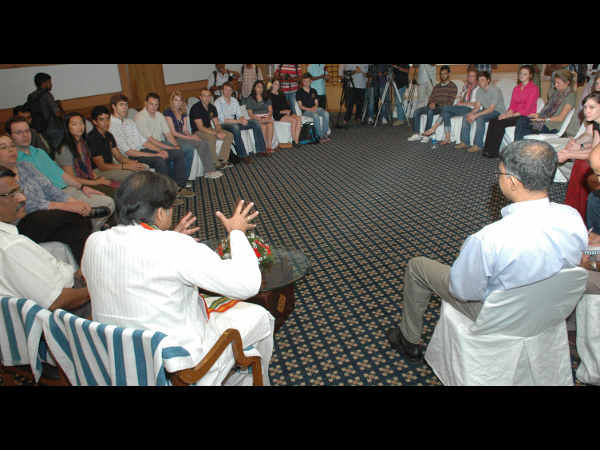 Dr Shashi Tharoor interacting with students from Kansas University at a programme hosted by Asian School of Business