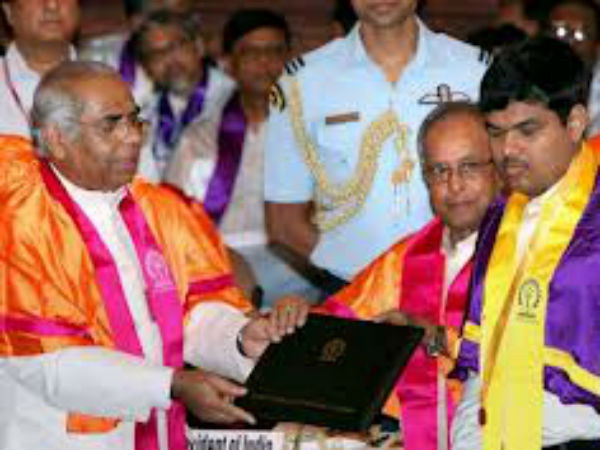 Pranab Mukherjee giving out the degree's