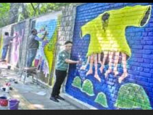 Paintings On Walls Of Delhi University