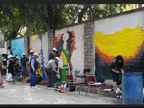 Paintings On Walls Of Delhi University
